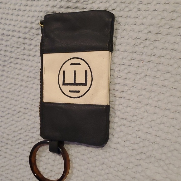 Mudpie Ladies Wristlet with "E" Initial with removable ring - Picture 1 of 4